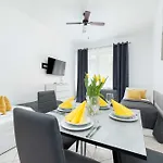 Comfortable For 3 People With Parking In By Renters Appartamento Kołobrzeg